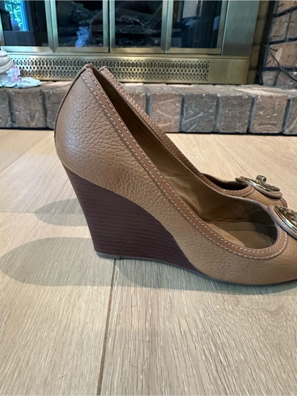 Tory Burch Selma Leather Peep Toe Wedge Pumps Tan Gold Logo Medallion Size 8